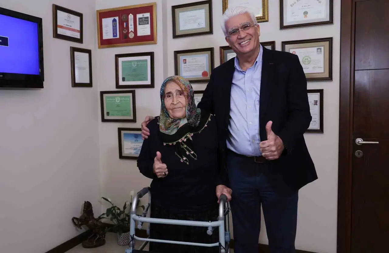 Oğlunun Kucağında Geldiği Tabipten Yürüyerek Çıktı