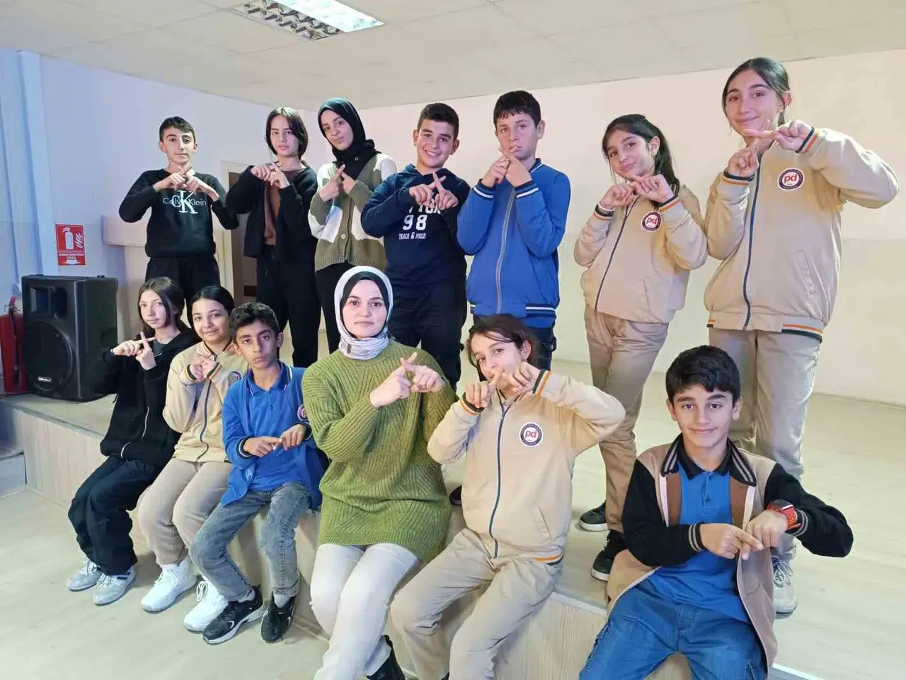 Öğrenciler Manileri Kaldırmak İçin ’İşaret Dili’ Öğreniyor