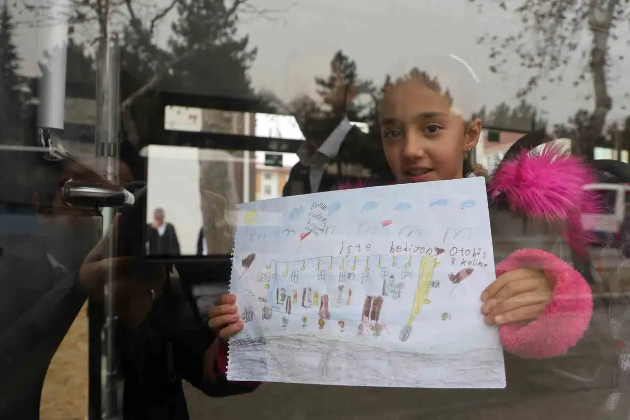 Otobüse Asılan Fotoğraf Hem Babayı Hem Yolcuları Duygulandırdı