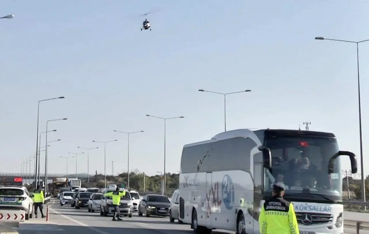 Otoyolda ’Cayrokopter’le Kontrol: 20 Araca Cezai Süreç Uygulandı, 3 Aranan Şahıs Yakalandı