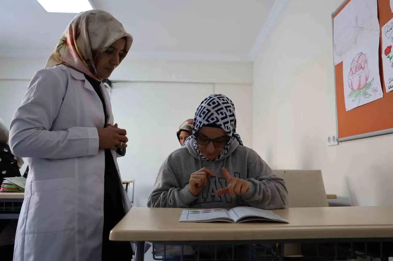 Parmaklarıyla Kur’an-I Kerim Öğreniyorlar