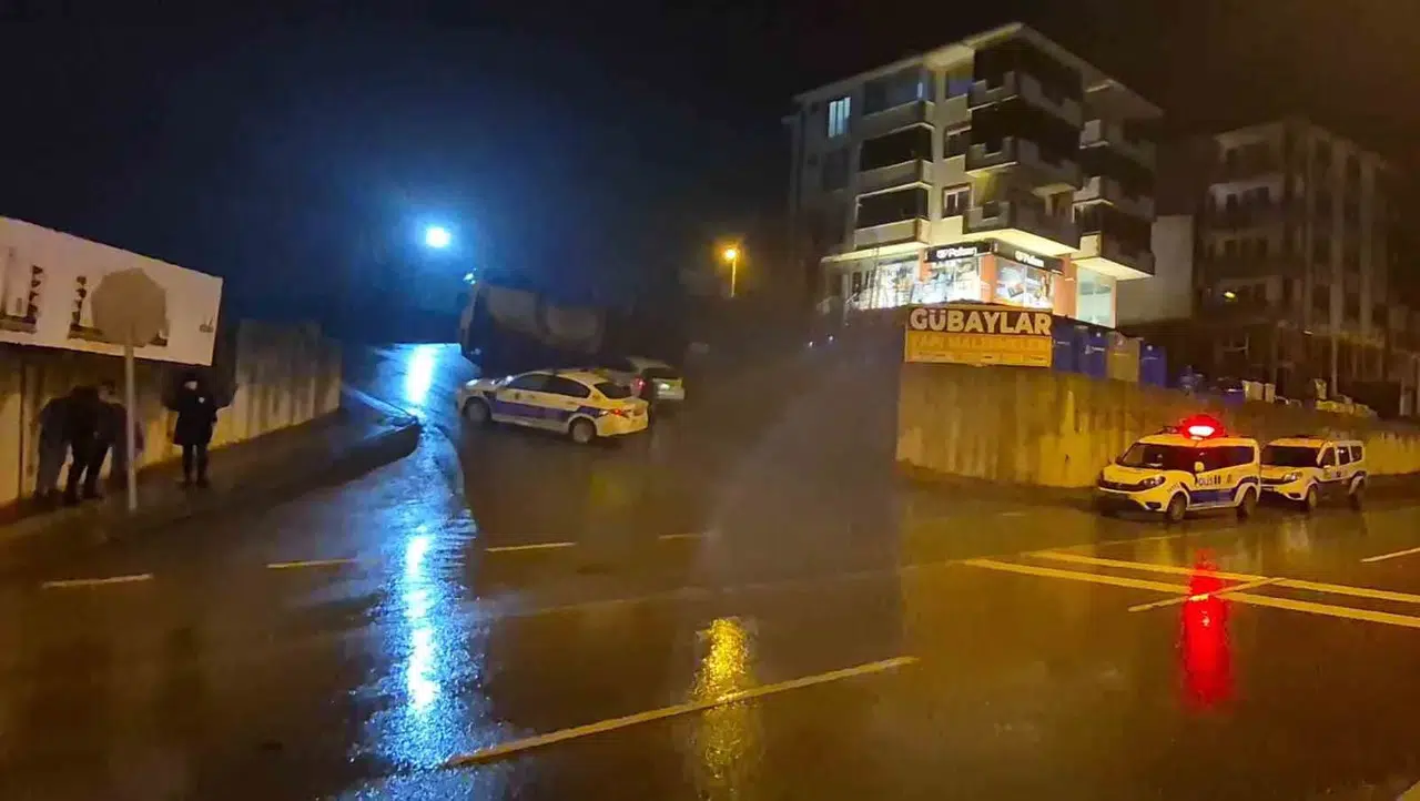 Polisten Kaçan Şoför, Aracını Bırakıp 10 Metre Yükseklikteki Köprüden Atladı