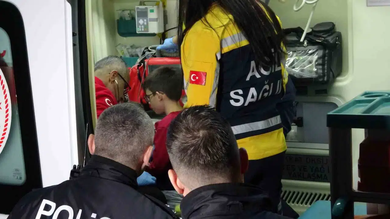 Polisten Konutu Yanan Mesai Arkadaşlarının Küçük Çocuğuna Baba Şefkati
