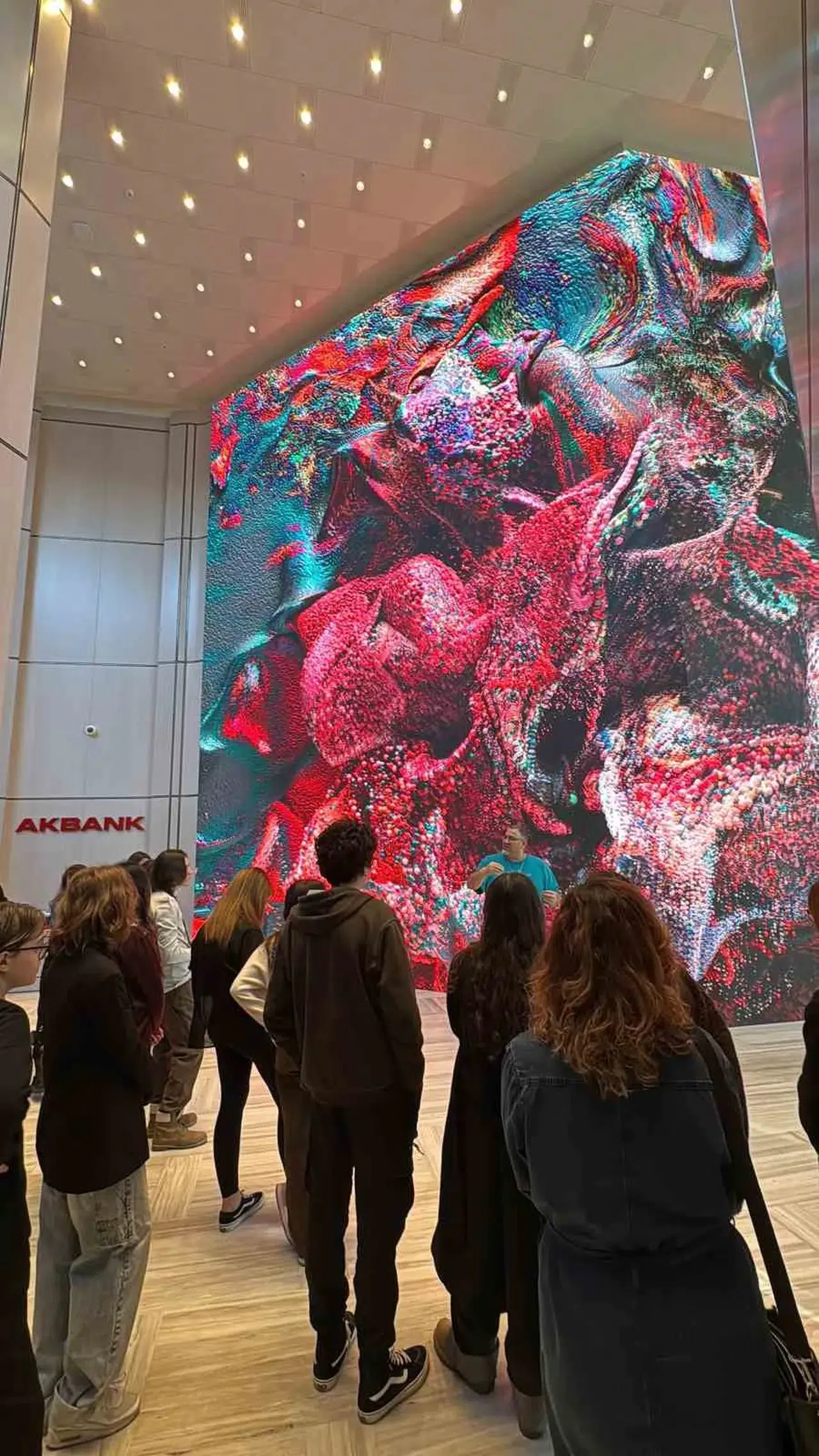 Refik Anadol’un Yapay Zeka Yapıtı Öğrencilerle Buluşuyor