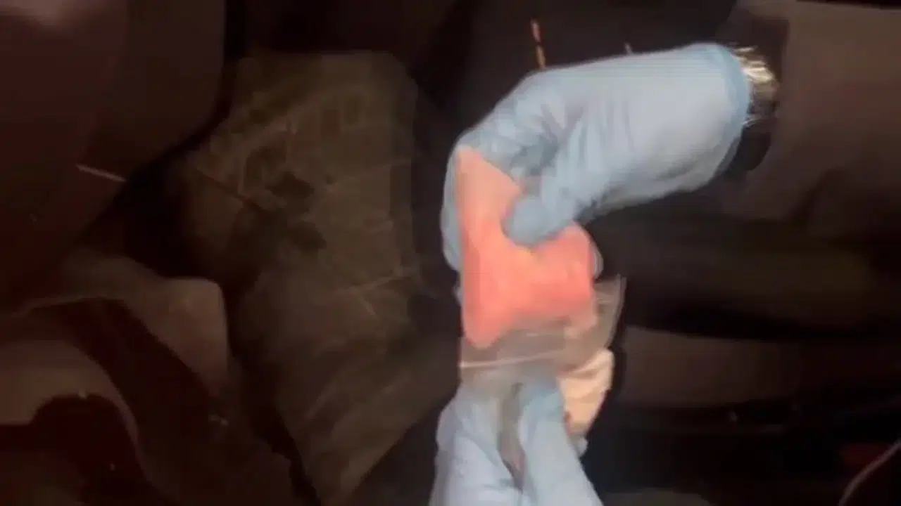 Sultangazi’de Uyuşturucuyu Aracın Paspasının Altına Zulalamışlar: 3 Gözaltı