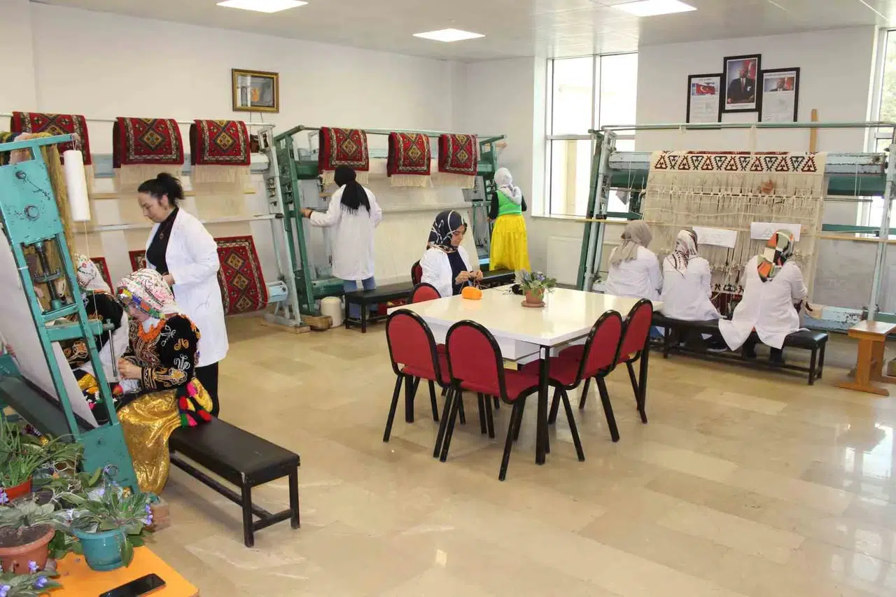 Tamamlanması En Az 8 Ay Sürecek Olan Halıların Üretimi Başladı