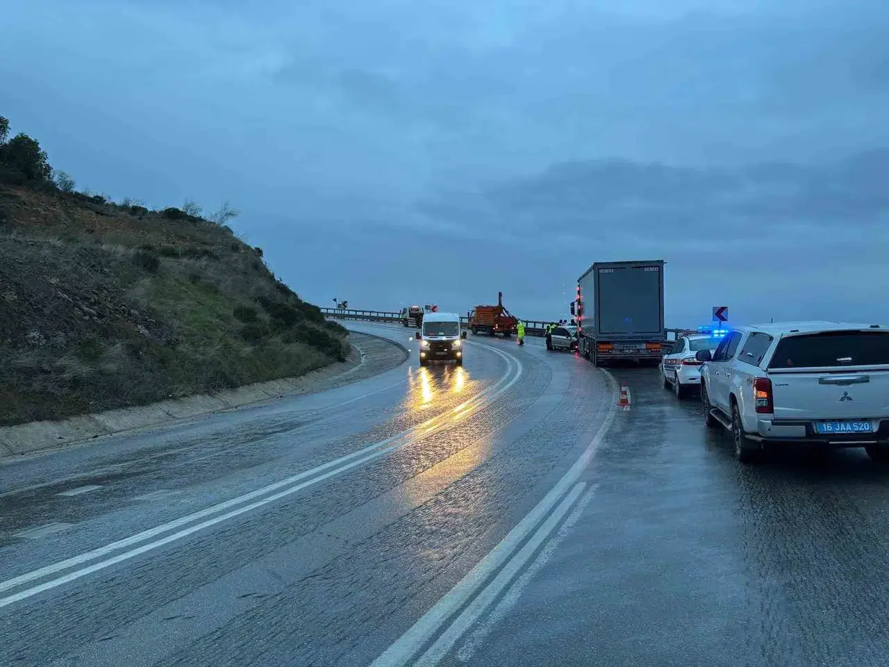 Tır ile Araba Baş Başa Çarpıştı: 1 Meyyit, 2 Yaralı