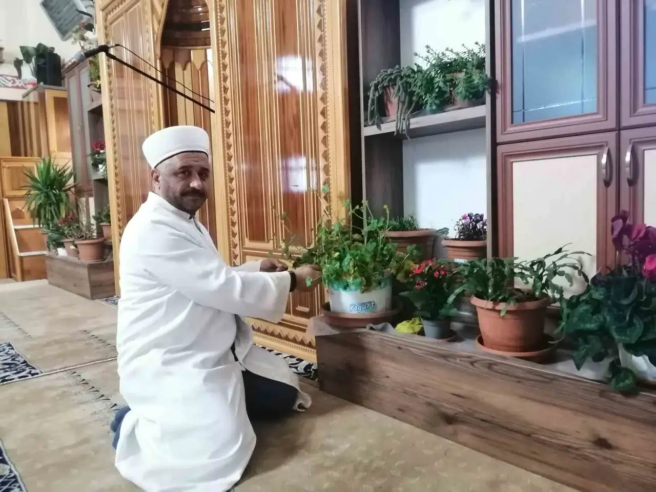 Tokatlı İmam Cami İçini Çiçek Bahçesine Çevirdi