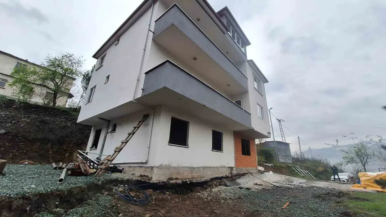 Toprak Kayması 3 Katlı Binada Çatlaklar Oluşturdu, 6 Kişilik Aile Evsiz Kaldı