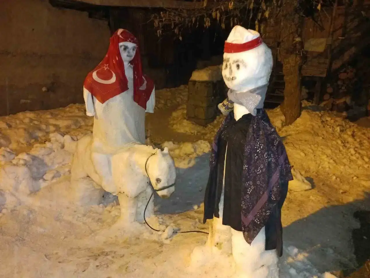 Torunu Keyifli Olsun Diye Kardan Heykeller Yaptı