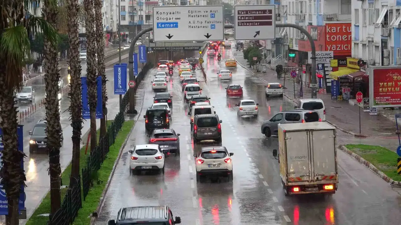 Turuncu Kodla Uyarılan Antalya Güne Yağışla Başladı