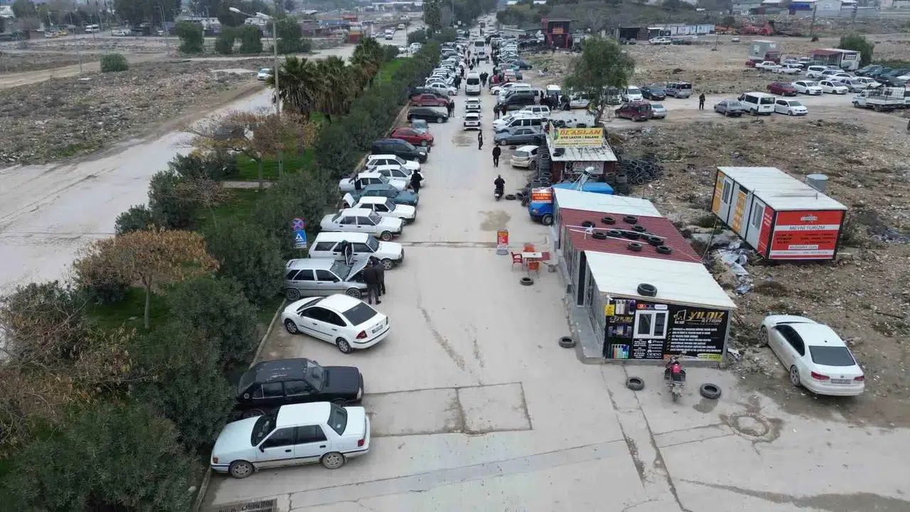 Ülkelerine Dönmek İsteyen Suriyeliler, Araçlarını Satmak İçin Otomobil Pazarına Akın Etti