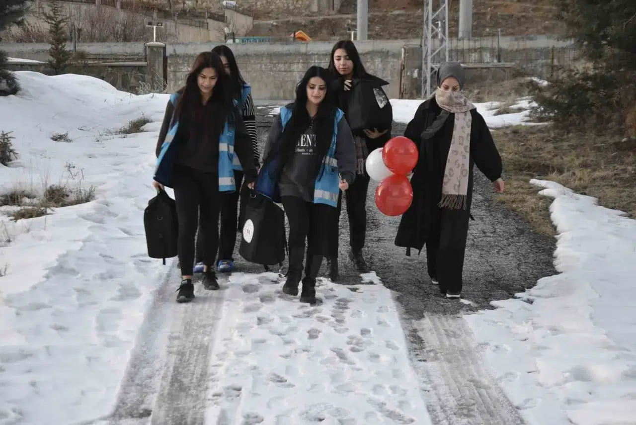 Üniversiteli Gençlerin Elleriyle Gönüller Buluşuyor