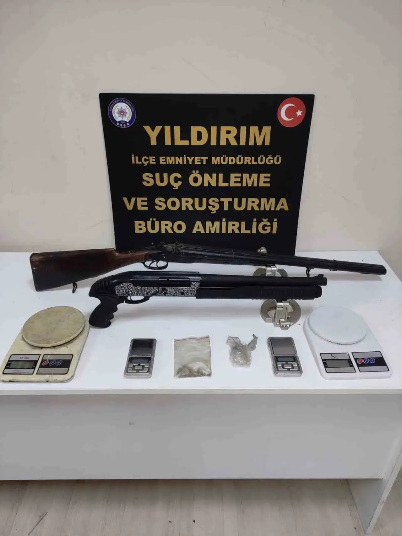 Uyuşturucu Husus Ticareti Yapmaktan Aranan Cezaevi Firarisi Arkadaşlarıyla 3 Polisi Yaraladı