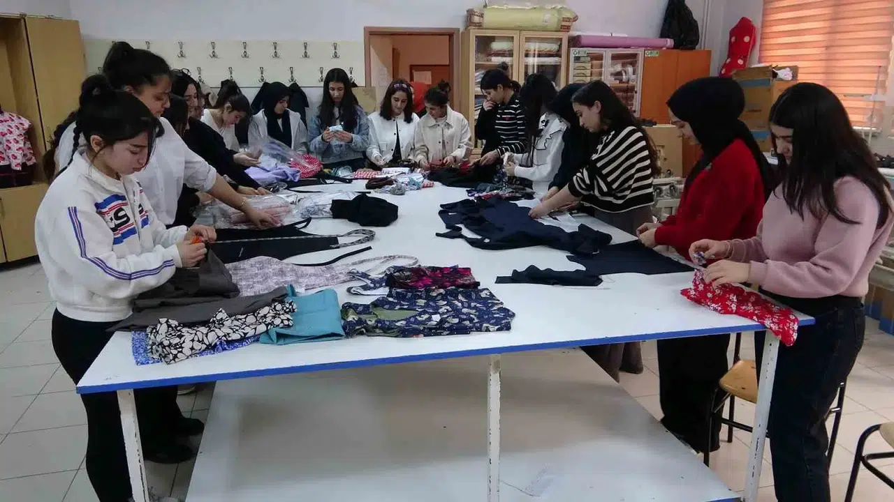 Van’da Moda Tasarım Öğrencileri Gereksinim Sahibi Olanlar İçin Dikiyorlar