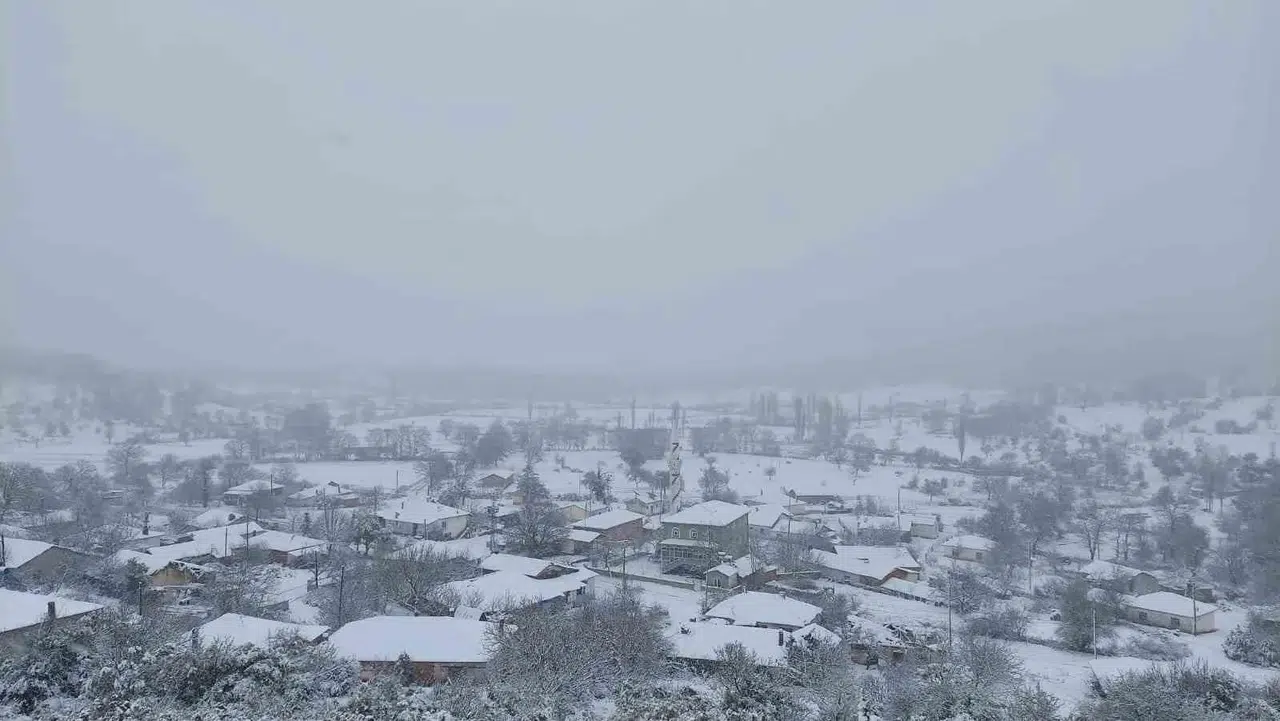 Yenice’nin Yüksek Kısımlarındaki Dağ Köyleri Beyaza Büründü