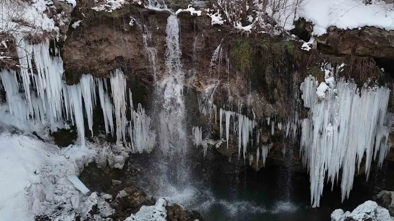 Yıldız Şelalesi Kış Hoşluğuna Büründü