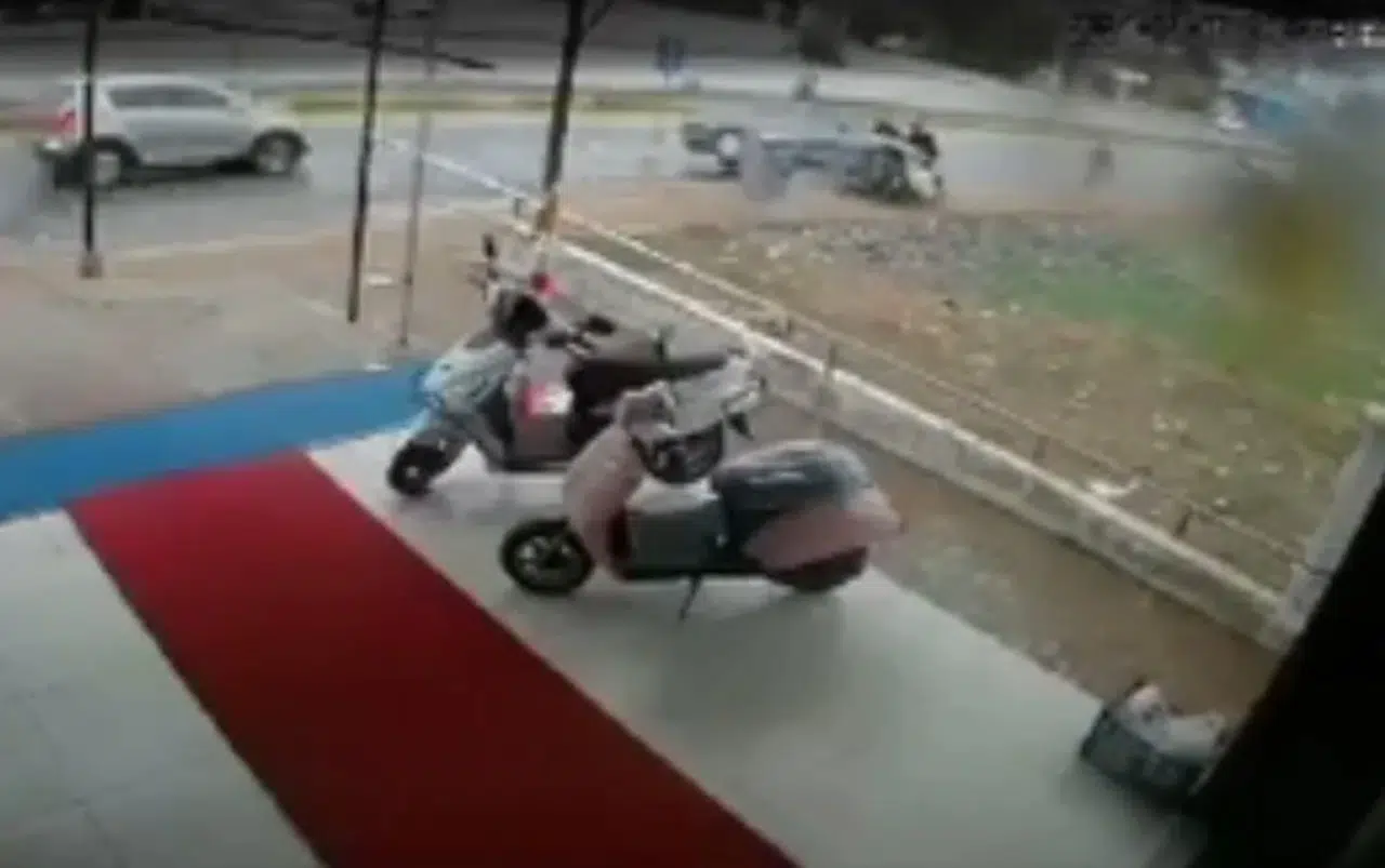 Yoldan Çıkan Araba Kaldırımdaki Bebek Otomobilli Yayalara Çarptı: 3 Yaralı
