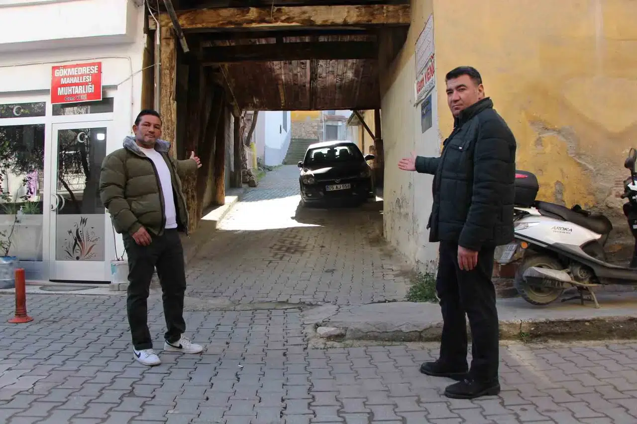 230 Yıllık Ahşap Binanın Altından Sokak Geçiyor
