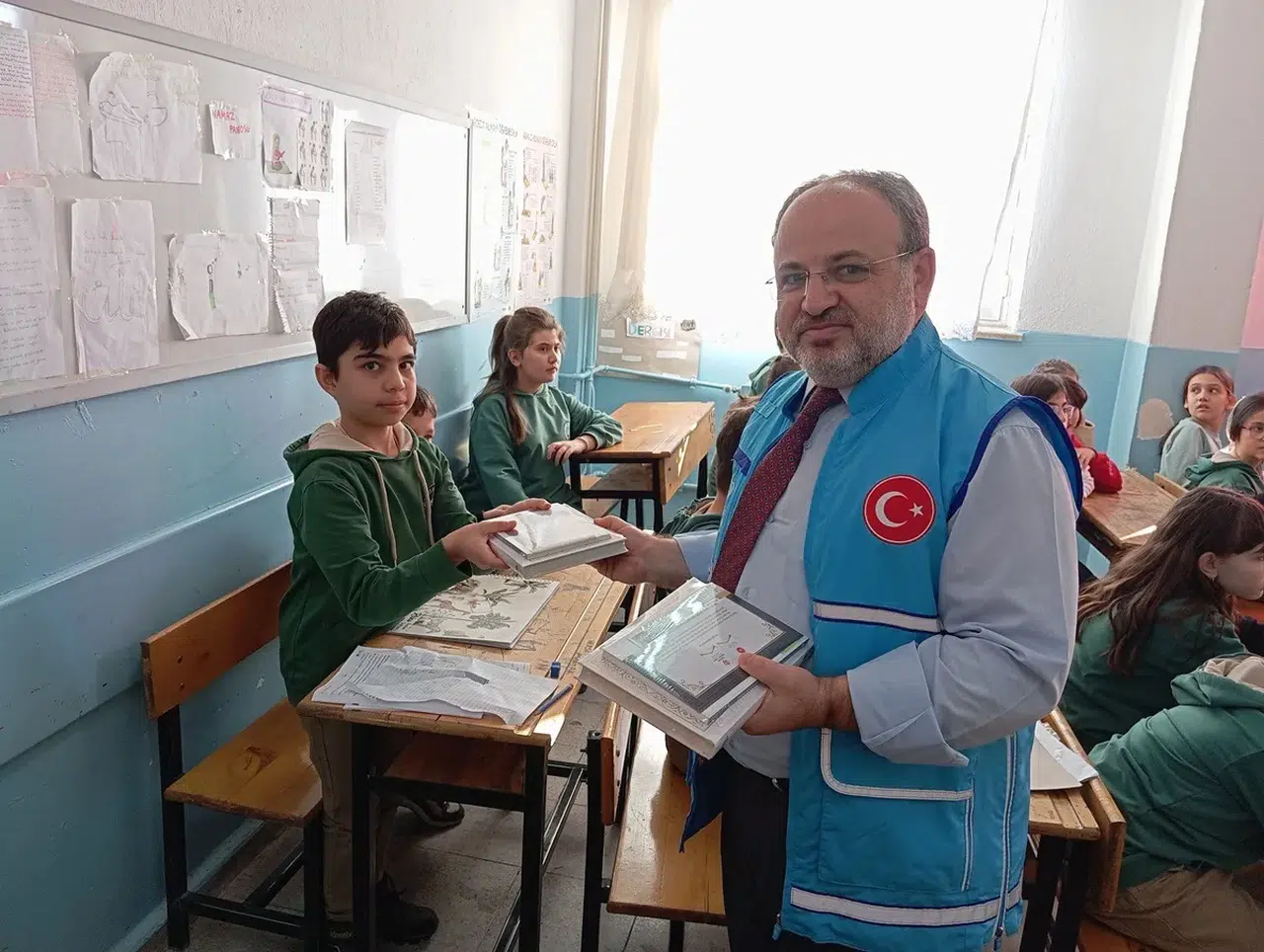 Ortaokul Öğrencilerine Kur'an-ı Kerim Hediyesi