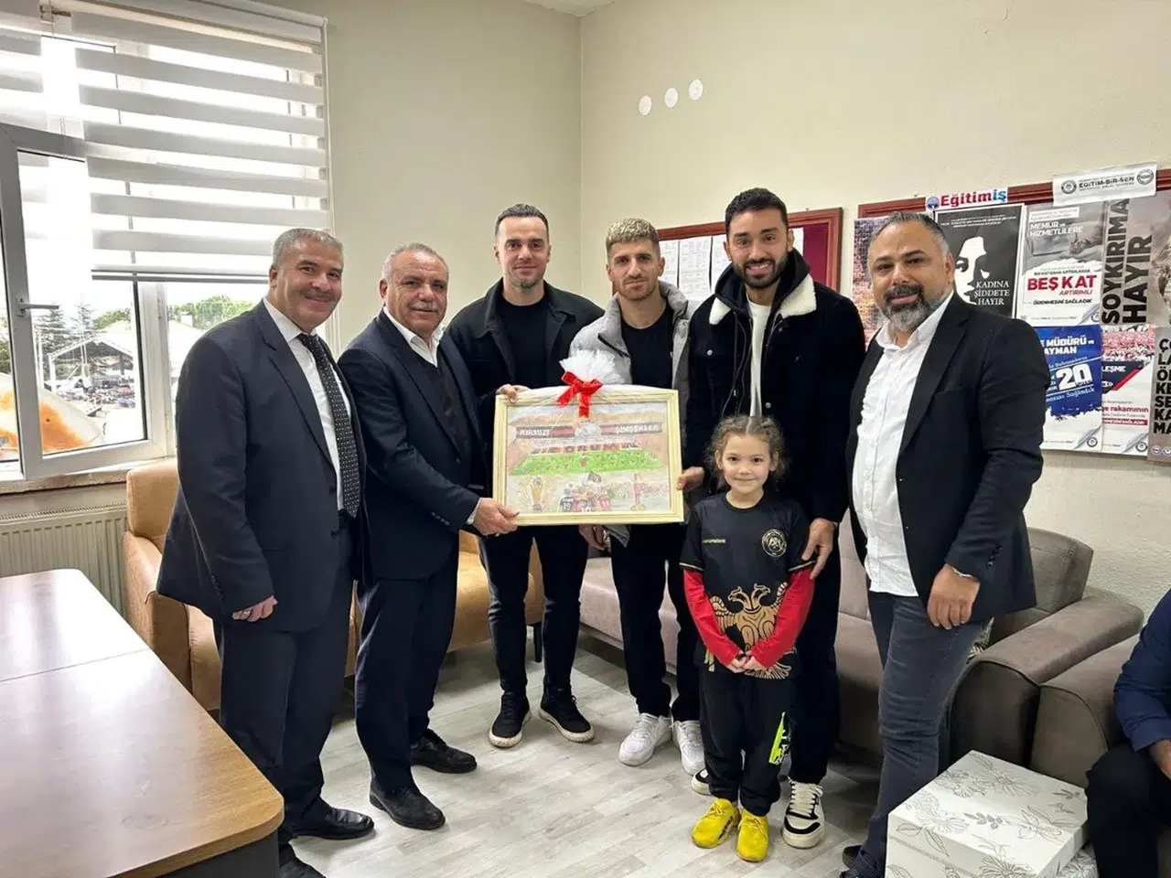 70 Öğrenciye Kışlık Kıyafet Hediye Edildi
