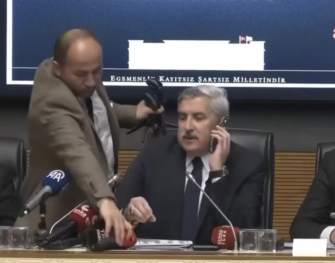 AK Partilileri Halka Şikayet Etti
