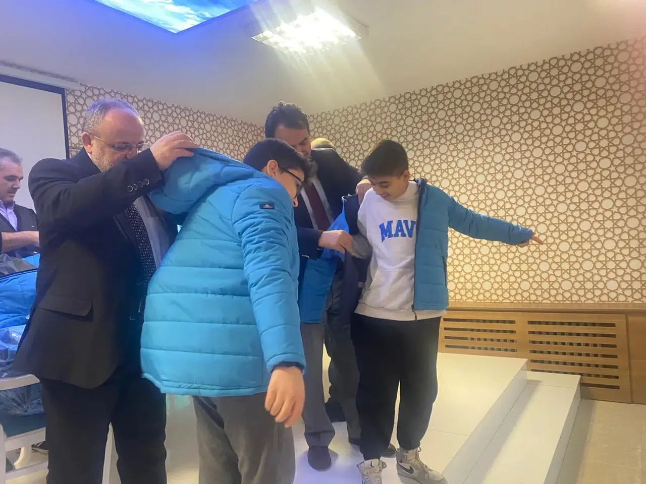 Çorumlu Hayırsever, Hafızlık Öğrencilerine Mont Desteği Verdi