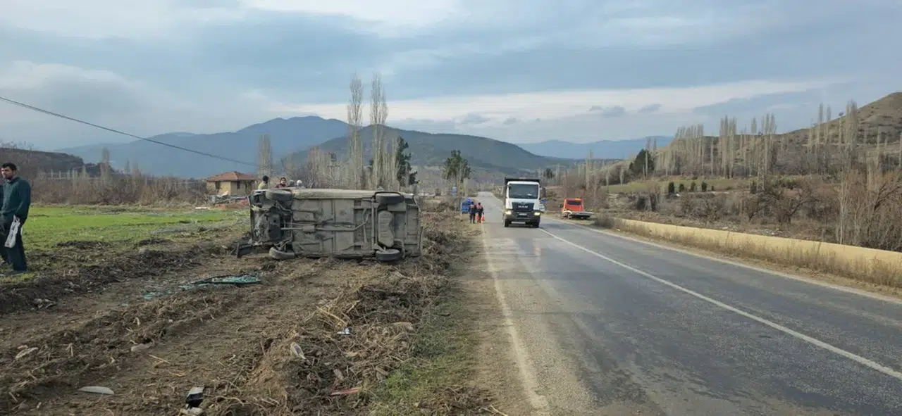 Devrilen Otomobilin Sürücüsü Yaralandı