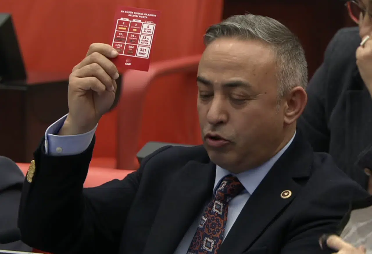 ‘Getirin Sandığı, Görün Kırmızı Kartı’