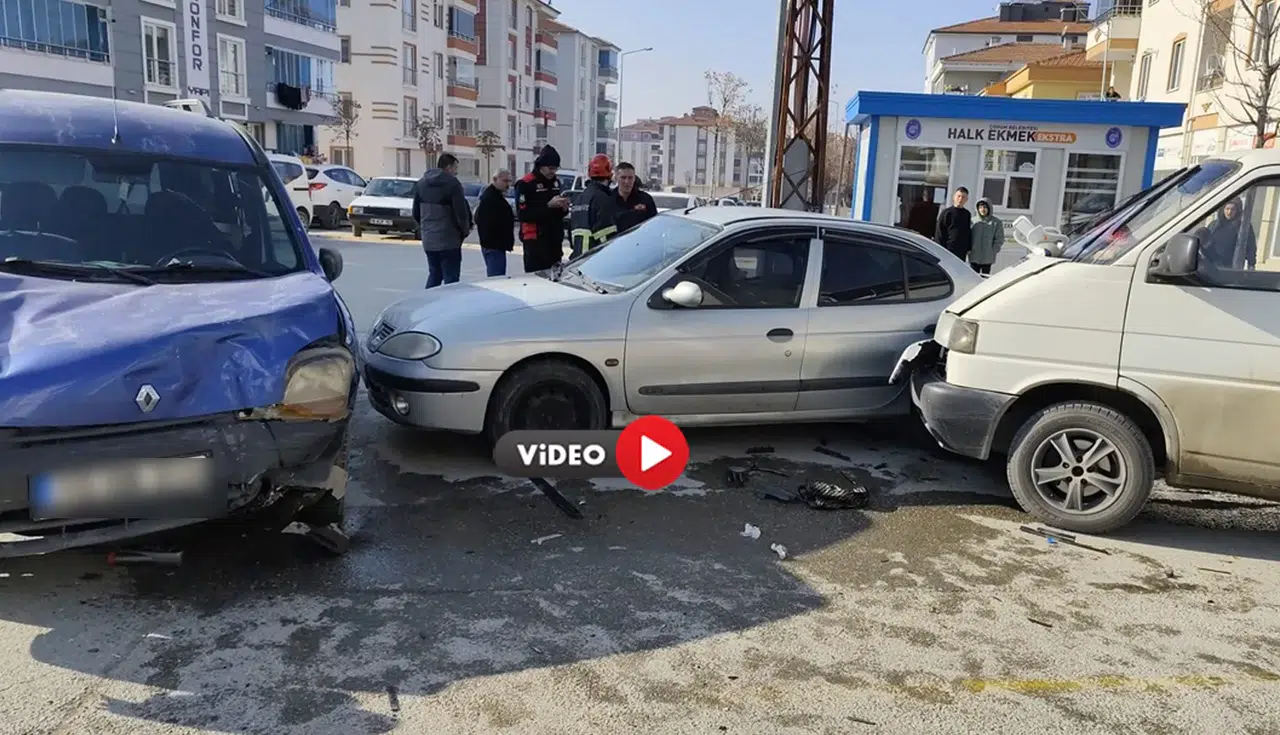 Gülabibey’de Otomobiller Birbirine Girdi, Yaralılar Var