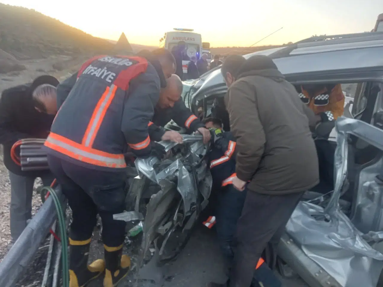 Sıkıştığı Otomobilden Böyle Çıkarıldı