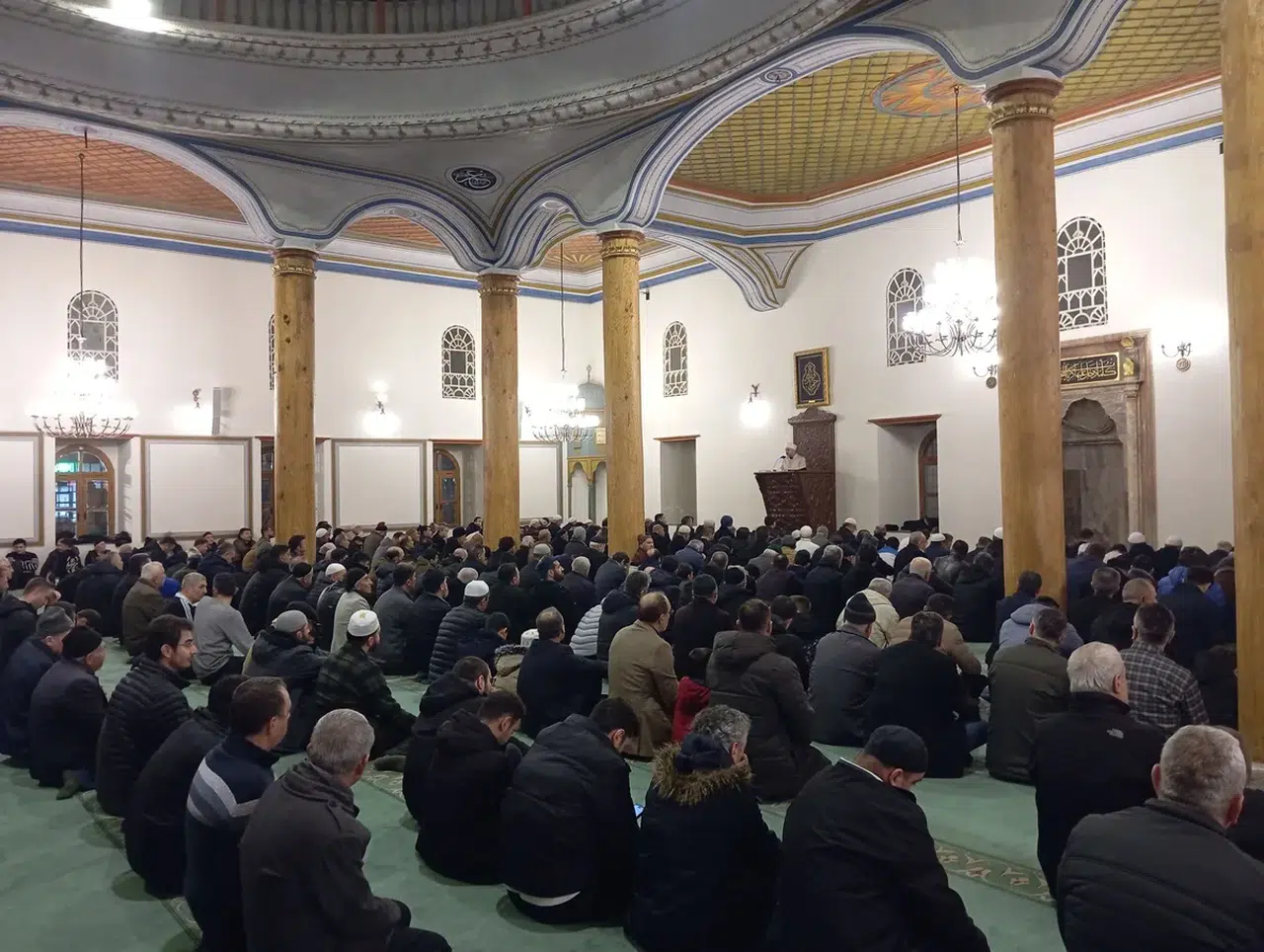 Kandilde Eller Semaya Açıldı