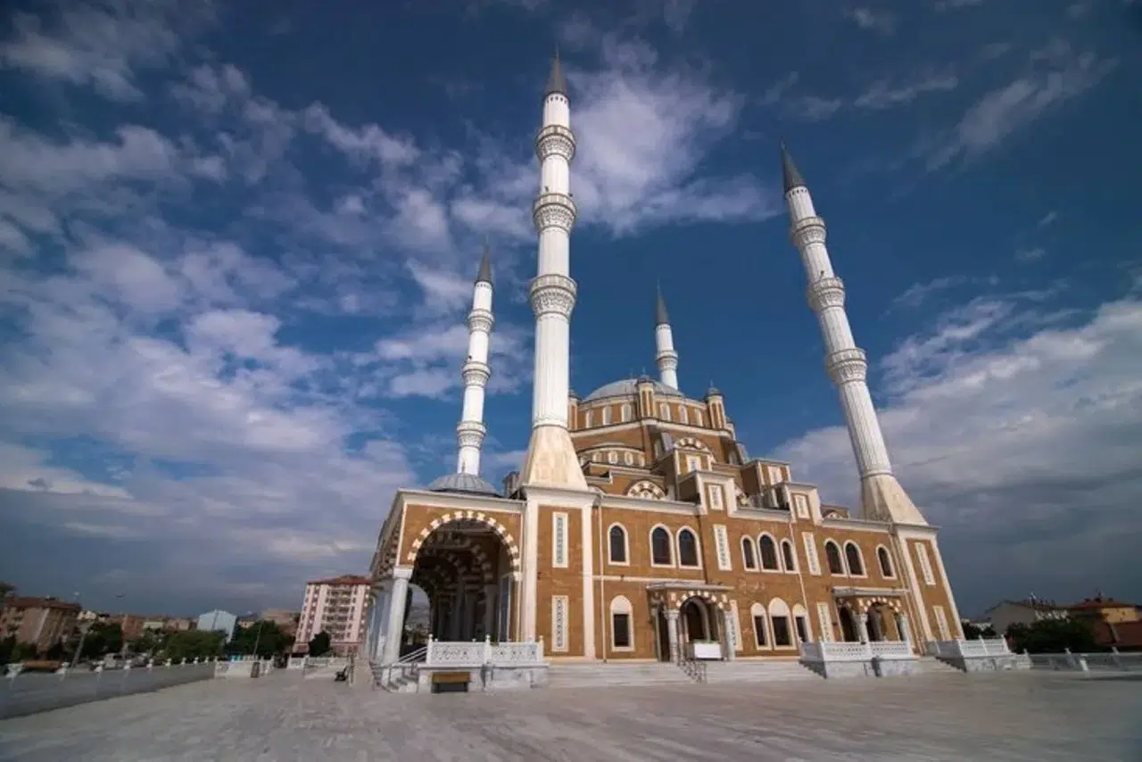 Üç Aylar Başlıyor