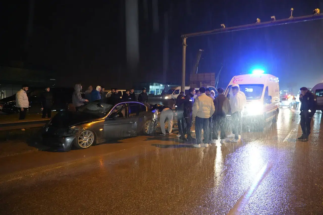 Yağmur Kaza Getirdi, Sürücü Yaralandı