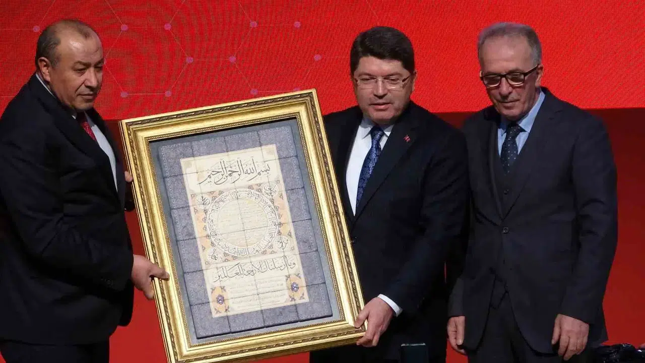 Adalet Bakanı Tunç: "Yapay Zeka Konusunda Mahremiyet Hakkı ile Kamusal Yarar Ortasında Bir İstikrar Kurulması Şarttır"
