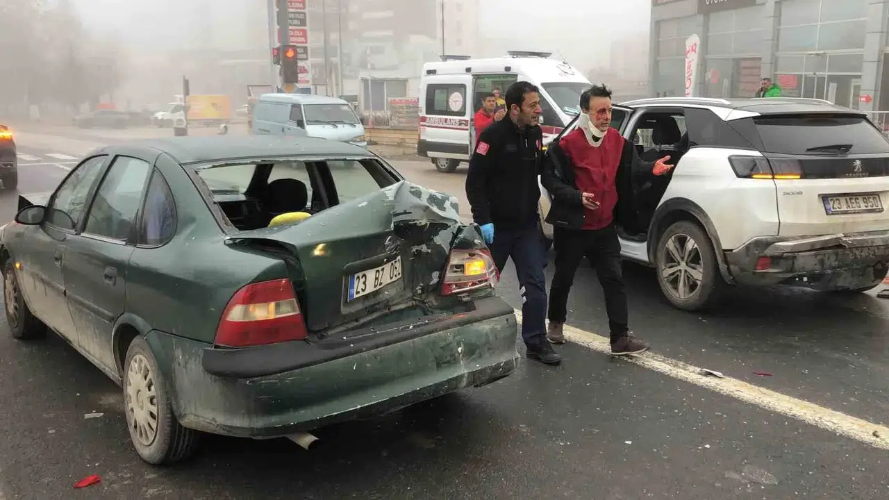 Ağır Sis ve Buzlanma Zincirleme Kazayı Beraberinde Getirdi: 6 Araç Çarpıştı, 3 Yaralı
