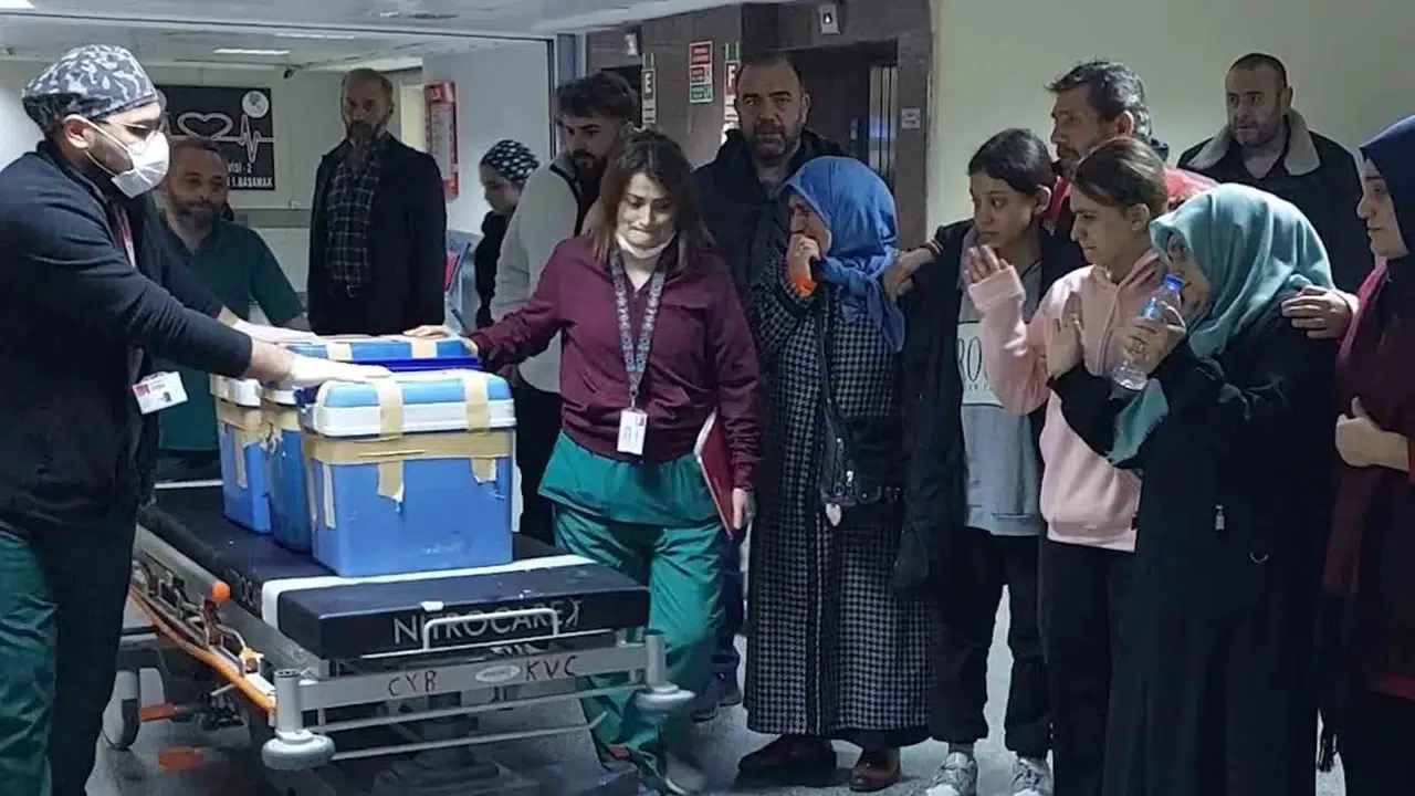 Ailesi Kızlarının Organlarını El Sallayarak Uğurladı