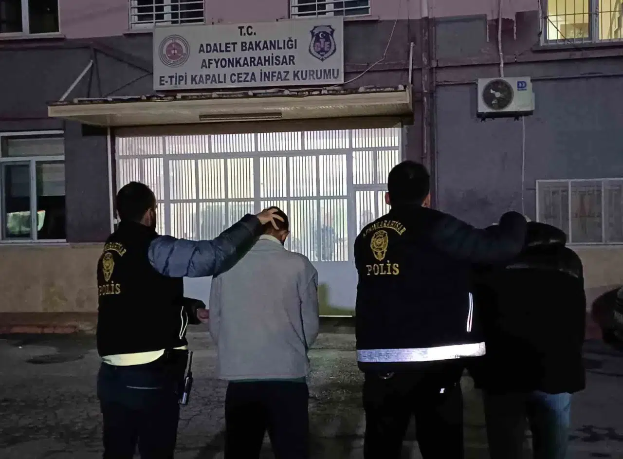 Annesini Öldüren Genç ve Ona Yardım Eden Şahıs Tutuklandı