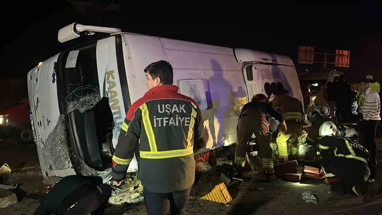 Araba ile Emekçi Servisi Çarpıştı: 1’i Ağır, 28 Yaralı