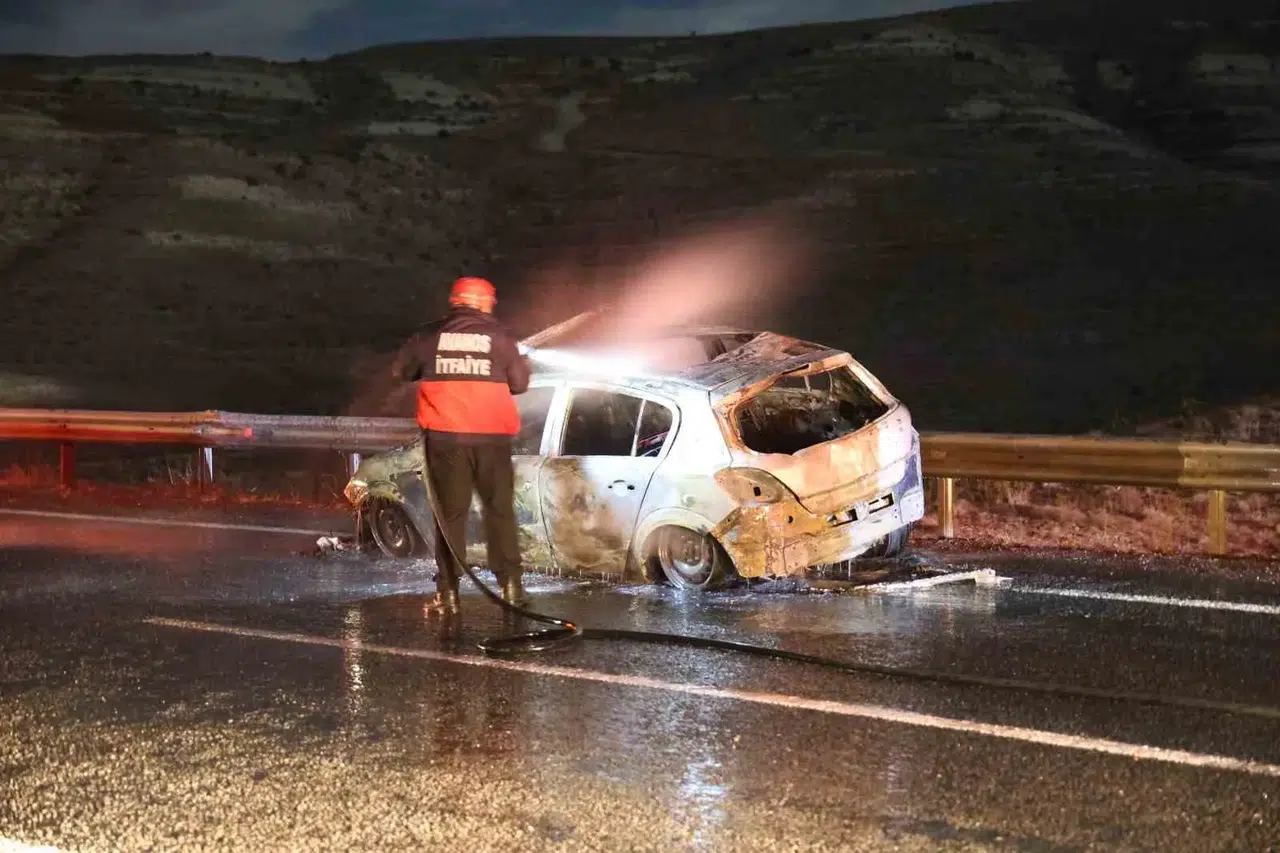 Araba ile Motosiklet Çarpıştı, 2 Araç da Alev Alev Yandı: 2 Yaralı