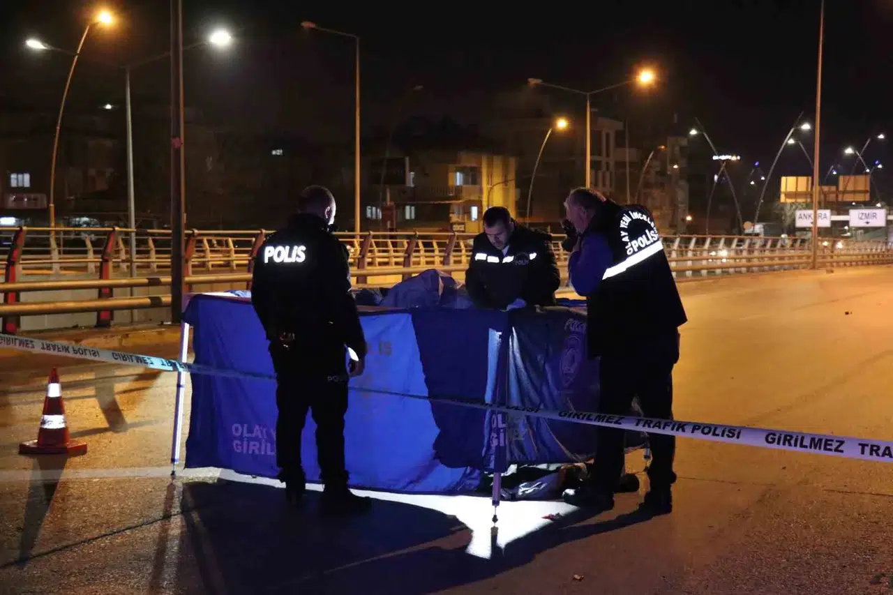 Arabanın Çarpması Sonucu Metrelerce Savrulan Genç Motokurye Hayatını Kaybetti
