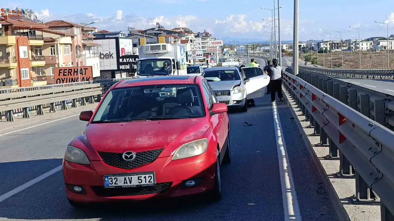 Arızalanan Arabasını İterek Götürmeye Çalıştı, 2 Başka Kazaya Sebep Oldu