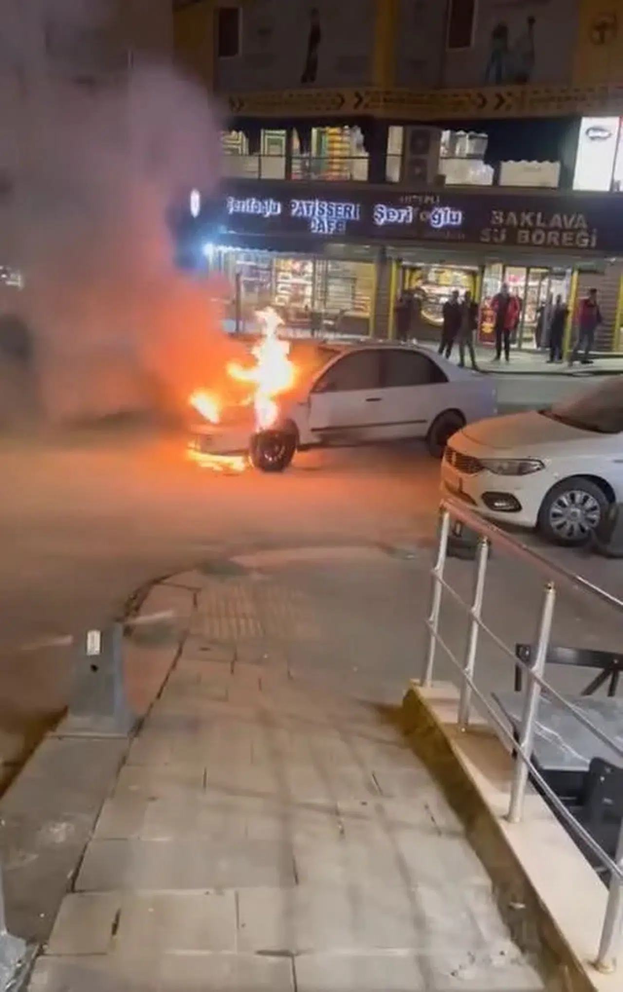 Arnavutköy’de Seyir Halindeki Arabanın Motoru Alev Alev Yandı
