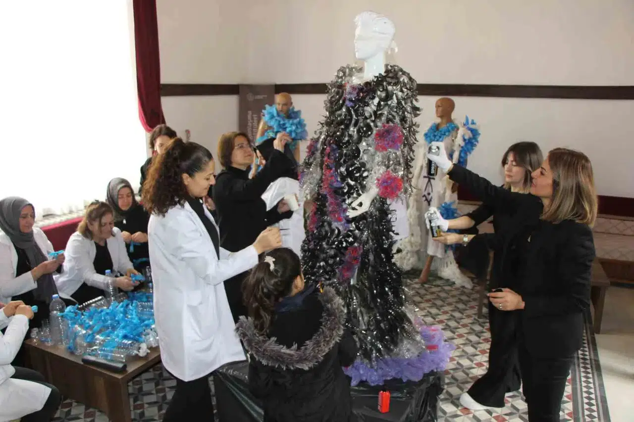 Atık Plastik Şişe ve Galoşlardan Kostüm Tasarlayıp Etraf Sıkıntılarıyla Savaşlara Dikkat Çektiler