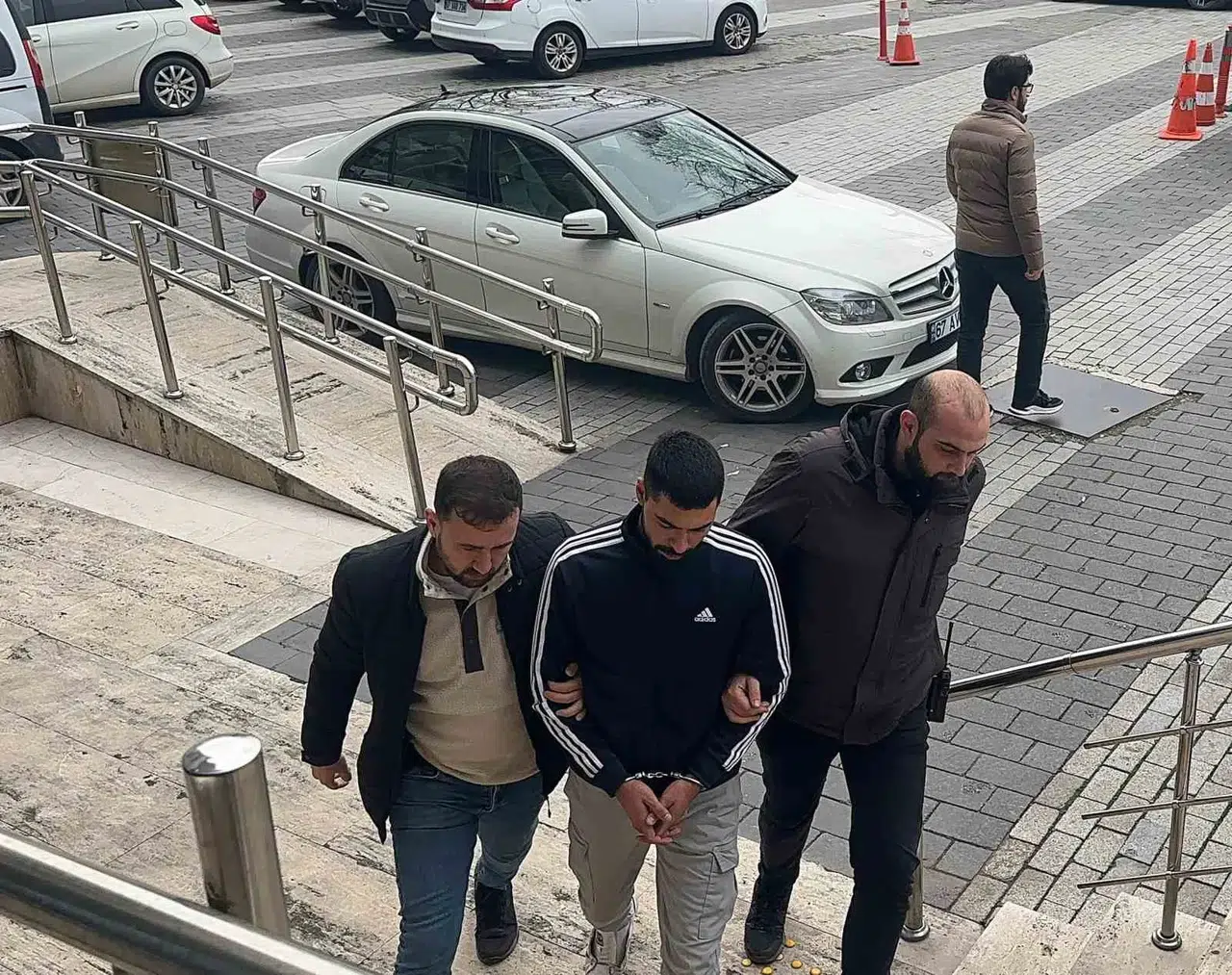 Baba ve 6 Yaşındaki Kızına Çarpan Şoför Tutuklandı
