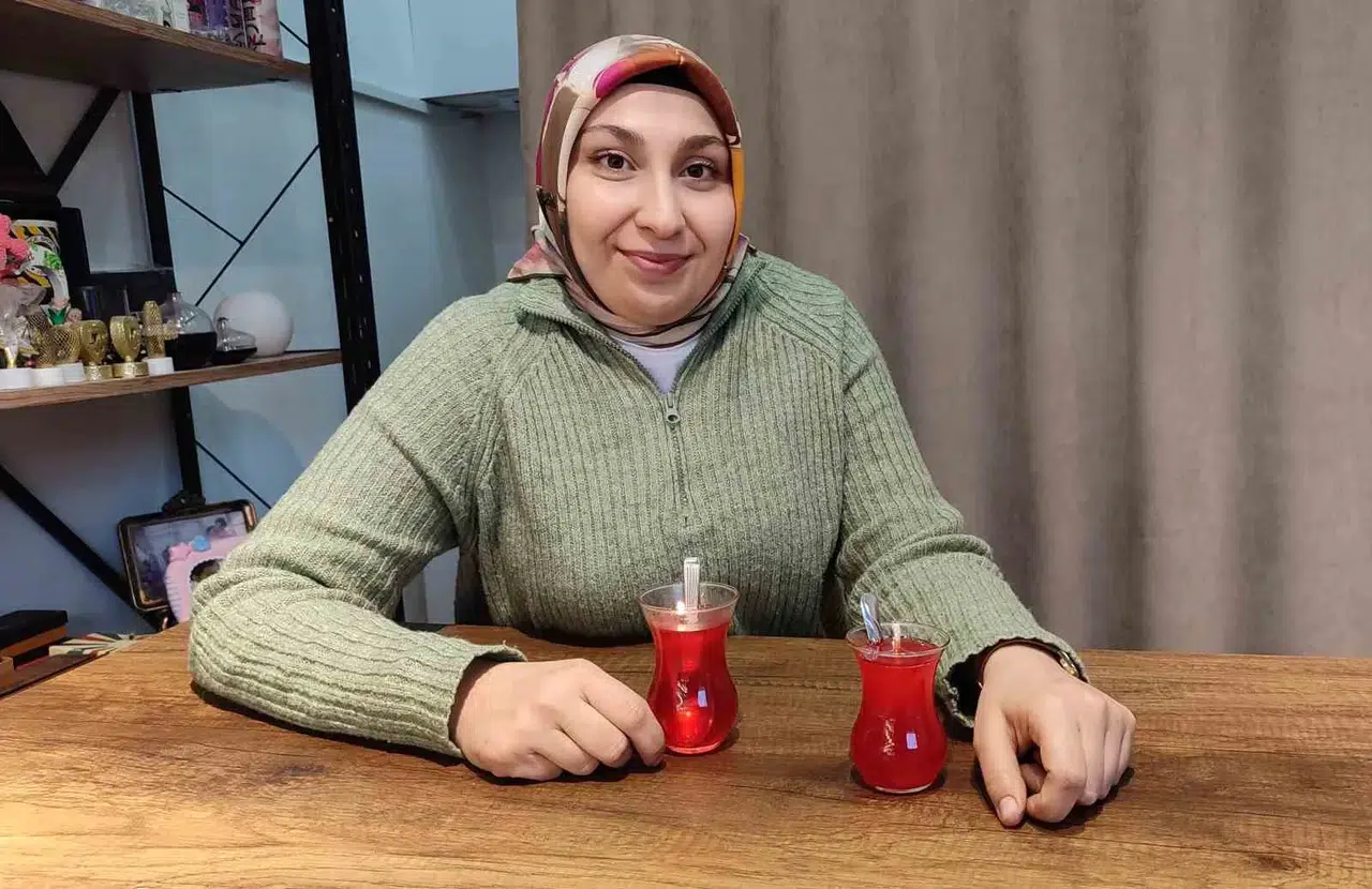 Babasına Latife Hedefli Yaptığı Çay Biçimindeki Mum Geçim Kaynağı Oldu