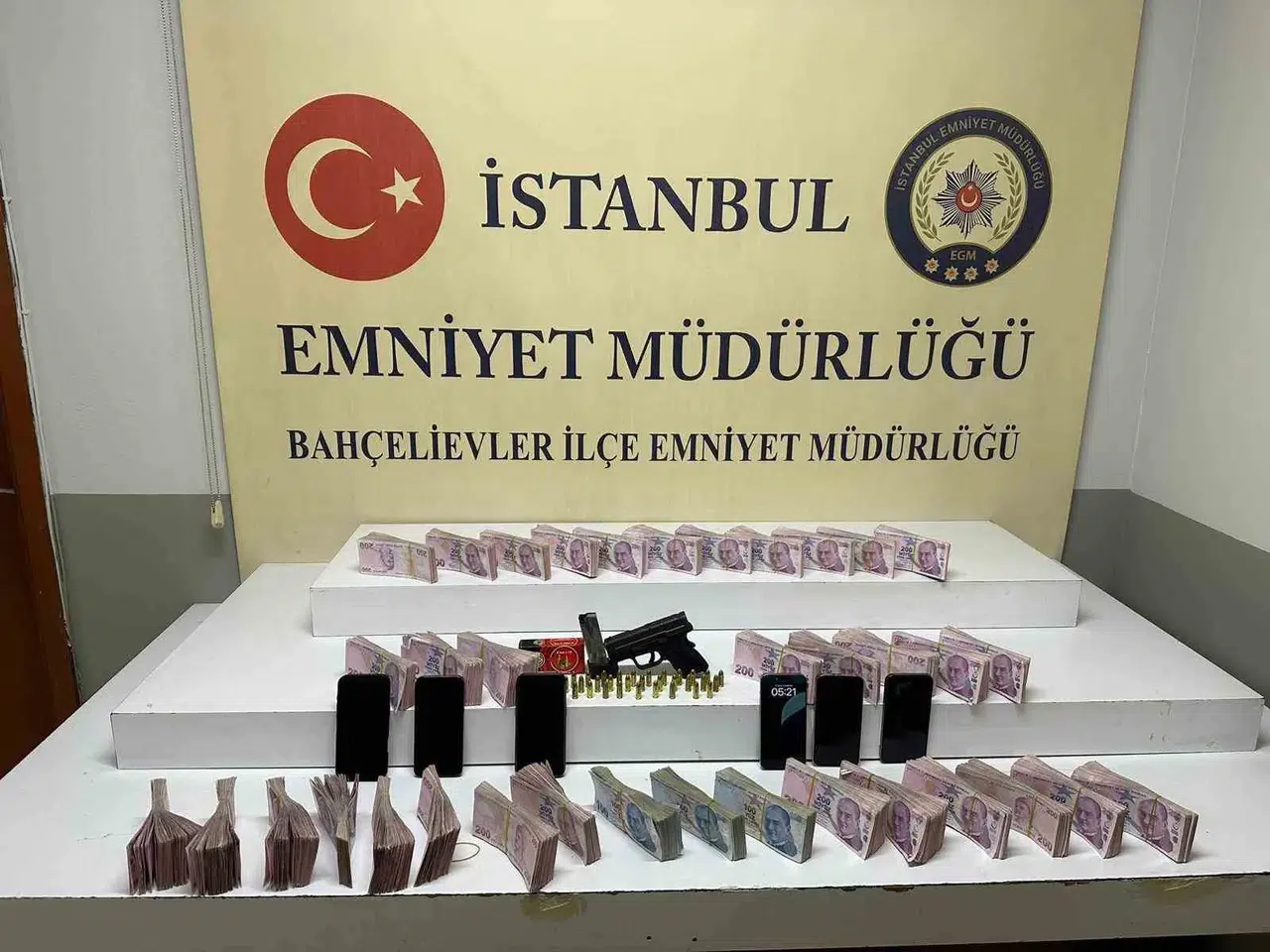 Bahçelievler’de Genç Fenerbahçeliler Derneği Üyelerinin Bir İşyerinde Karıştıkları Silahlı Akın Kamerada