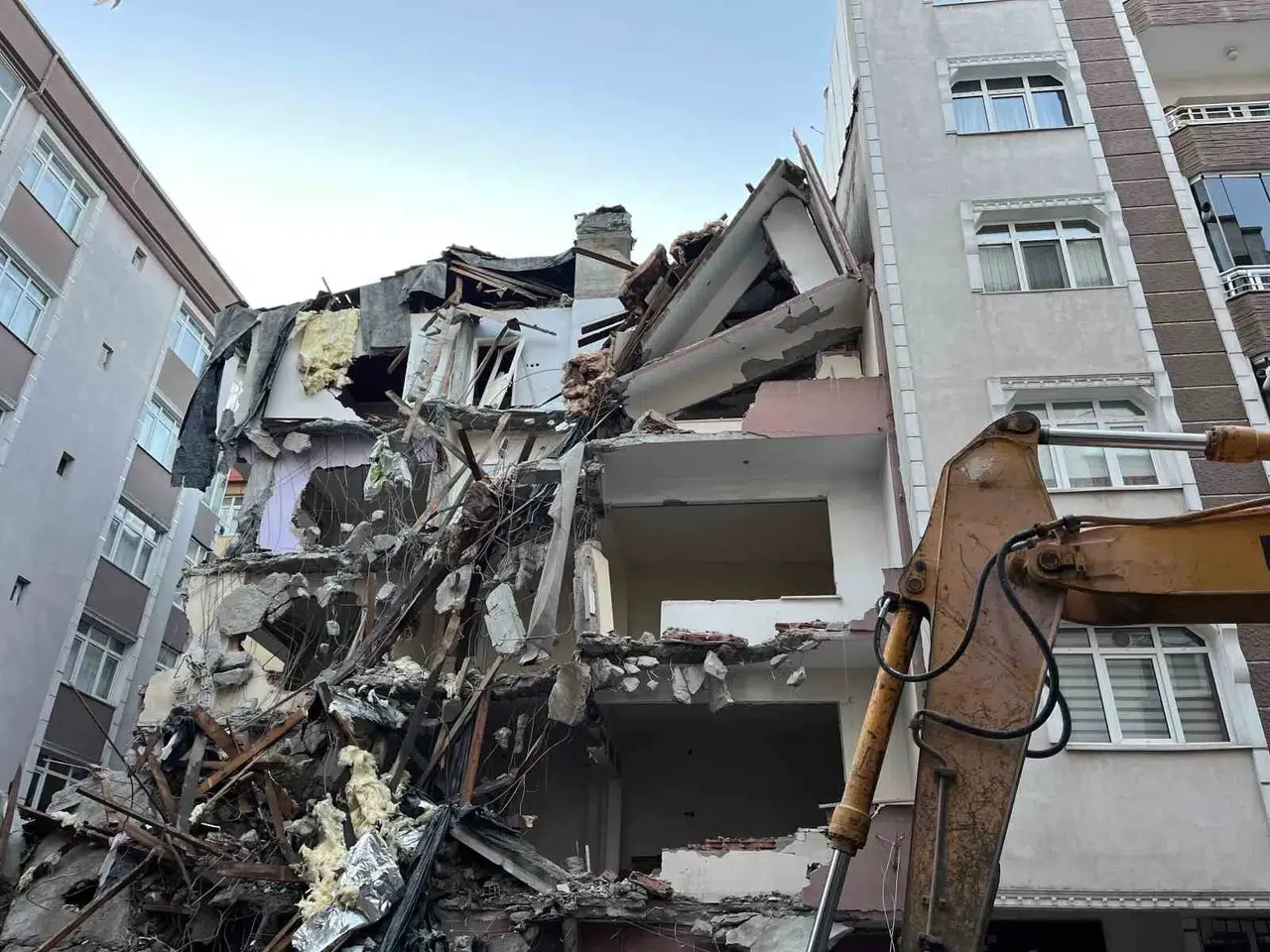 Bahçelievler’de Kentsel Dönüşüm Çalışmaları Sırasında Bitişikteki Binanın Kolonları Ziyan Gördü