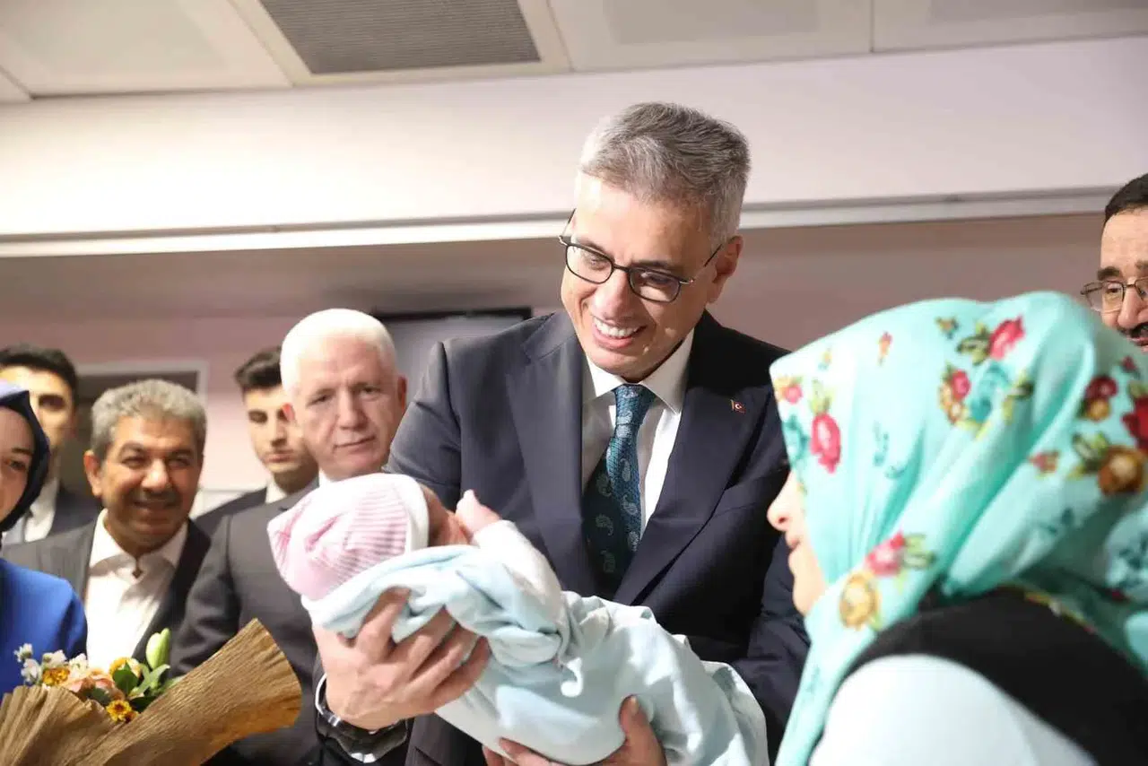 Bakan Memişoğlu, İstanbul’da Yeni Yılın Birinci Bebeklerini Ziyaret Etti
