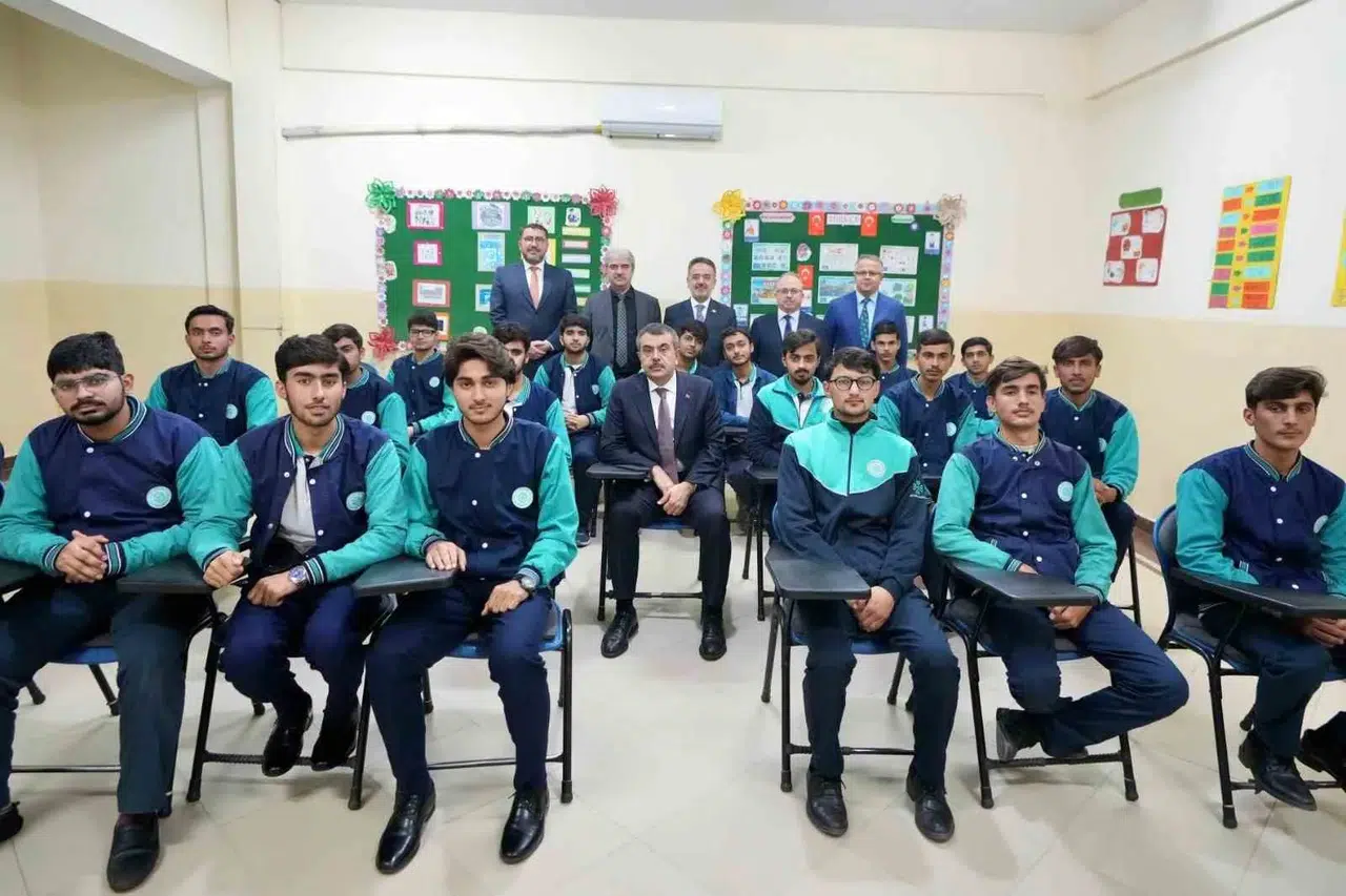 Bakan Tekin, Türkiye Maarif Vakfının Pakistan’daki Okulunu Ziyaret Etti